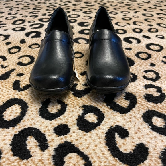 Brand new Clark’s slip Resistant black slides - Picture 15 of 16